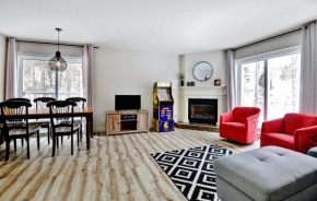 Condo 204 33 Chemin du Hameau by Les Chalets Alpins Stoneham